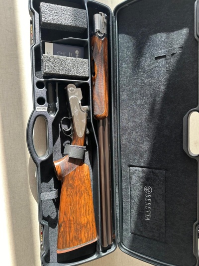 Espingarda desmontada em estojo forrado cinza com marca BERETTA