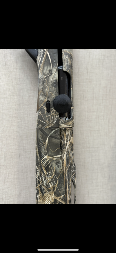 Detalhe de arma com padrão camuflado e texto MAX4