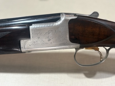 Espingarda de caça com corpo em madeira castanha e metal prateado com gravura