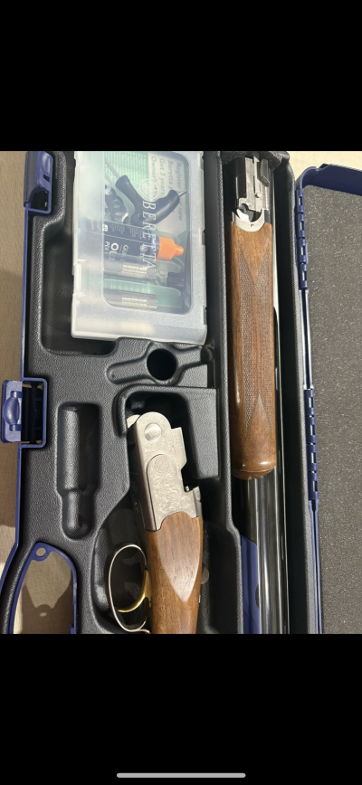 Espingarda Beretta desmontada em caixa de plástico azul com estojo transparente de acessórios