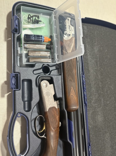 Estojo rígido azul com carabina desmontada e acessórios organizados no interior moldado