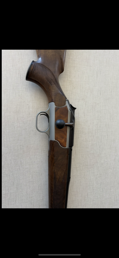 Parte de rifle com coronha e guarda-mão em madeira e corpo metálico cinza