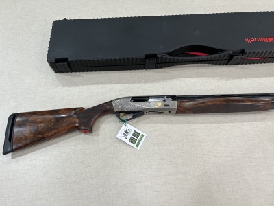 Espingarda de madeira e metal com estojo preto BENELLI