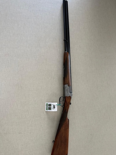 Espingarda de canos paralelos com madeira castanha e metal gravado