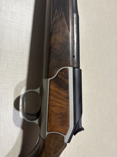 Espingarda com madeira castanha e metal prateado