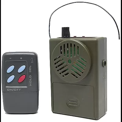 Dispositivos eletrónicos cinza escuro e verde-oliva com botões e antena