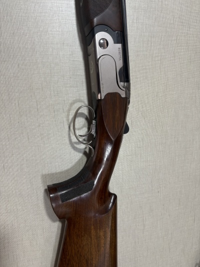 Espingarda com coronha em madeira castanha e detalhe metálico prateado com gravação BERETTA