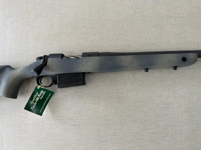 Carabina com coronha cinzenta e cano preto mate sobre fundo cinza claro