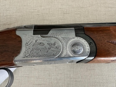 Espingarda em madeira e metal com gravuras decorativas