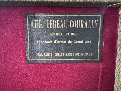 Etiqueta de couro preta com texto dourado sobre fundo vermelho