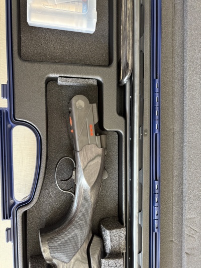 Espingarda Beretta 686 com empunhadura de madeira e estojo azul