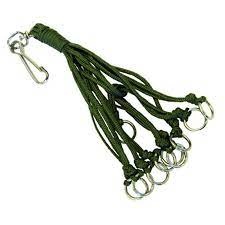 chaveiro com várias argolas e mosquetão verde