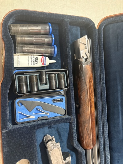 Mala azul com espingarda e acessórios metálicos