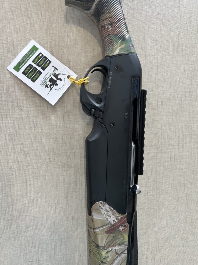 Espingarda semi-automática preta com partes em camuflado e etiqueta pendurada