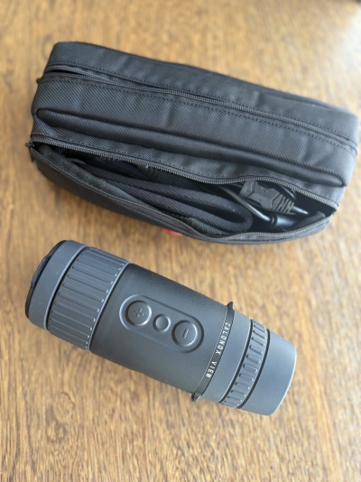 Monóculo preto com botões e bolsa preta com cabo
