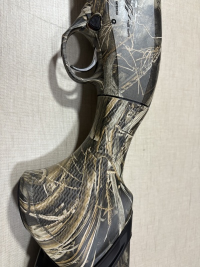 Peça de arma com padrão camuflado e punho texturizado