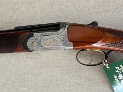 Espingarda de caça com detalhes em madeira e metal gravado