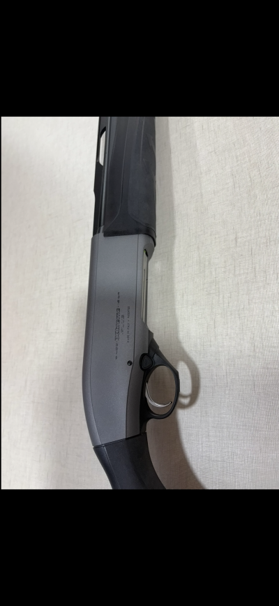 Espingarda preta e cinza XTREME cal .12 sobre fundo claro