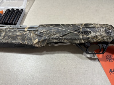 Espingarda caça Beretta camuflada A380 SUPREMA com caixa de cartuchos ao fundo