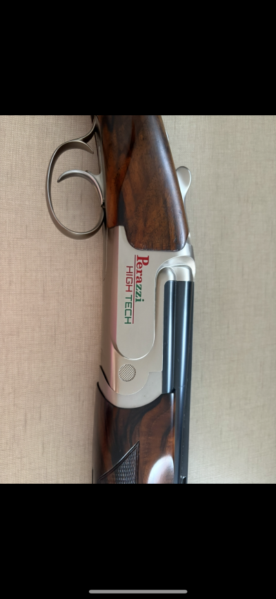 Espingarda Perazzi High Tech com madeira castanha e metal prateado