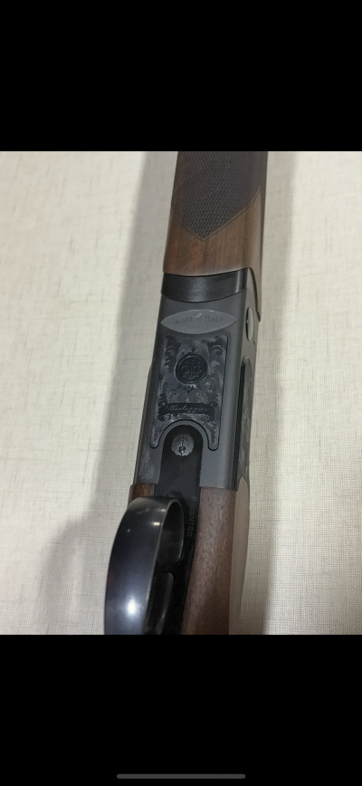 Arma de fogo de caça em madeira e metal com gravações decorativas