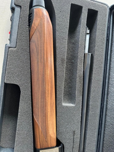 Espingarda com madeira polida em caixa com espuma preta