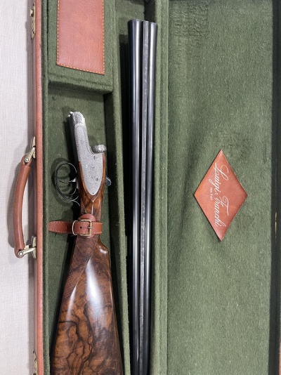Espingarda de canos duplos com coronha em madeira dentro de estojo verde almofadado com etiqueta 'Luigi Fausti'