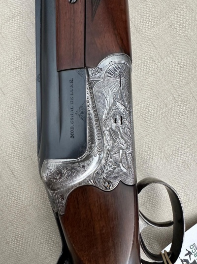 Espingarda com caixa metálica gravada e coronha de madeira em tecido bege