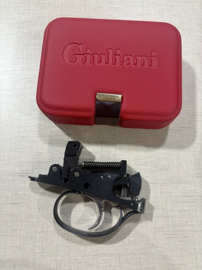 Disparador metálico preto com mola e caixa vermelha Giuliani