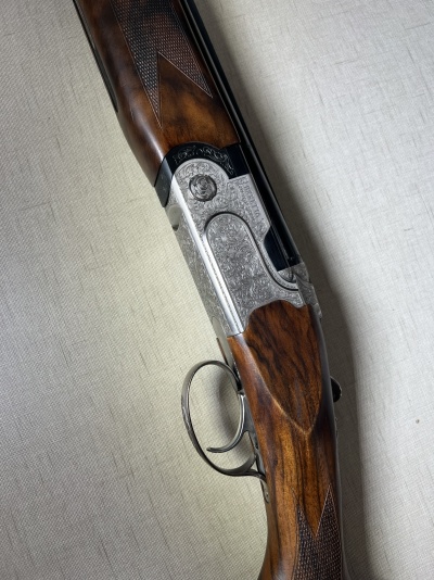 Espingarda de madeira e metal com detalhes gravados