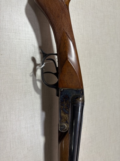 Rifle de caça com madeira e partes metálicas