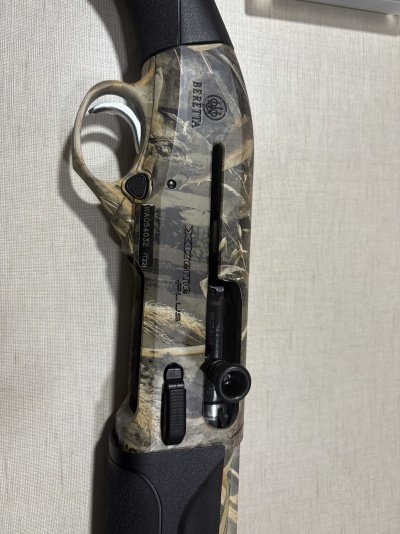 Espingarda de caça Beretta com padrão camuflado e detalhes em preto e prateado