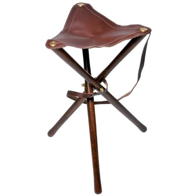 Banco tripé dobrável com assento castanho e pernas de madeira escura