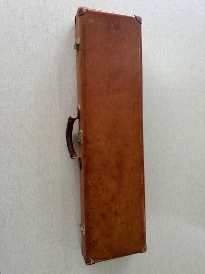 Estojo rígido retangular castanho com fechos metálicos e pega central