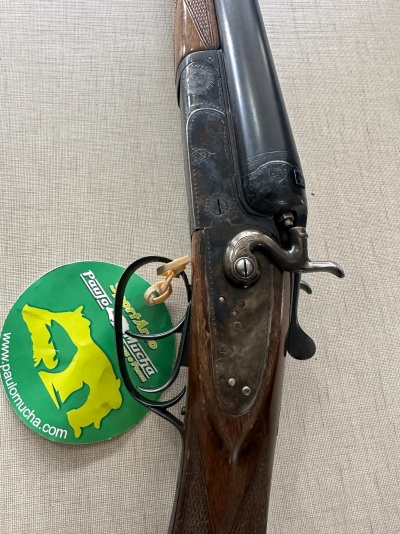 Espingarda de caça com canos duplos e etiqueta verde da marca Paulo Mucha