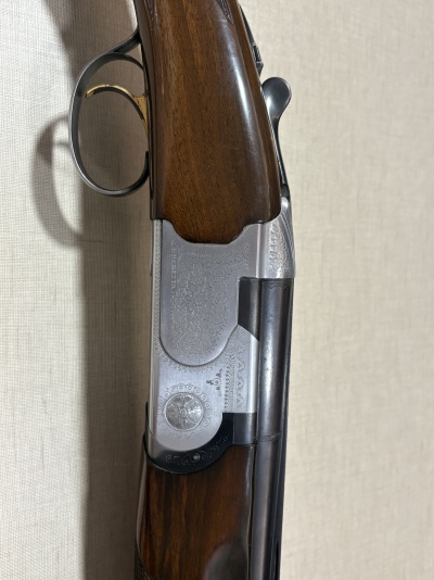 Espingarda com caixa metálica gravada e madeira polida castanha