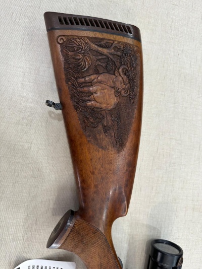 Ponteira de madeira com entalhe de elefante e ventilação preta