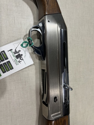 Espingarda de cano duplo com metal prateado e madeira castanha com etiqueta SPORTARECO