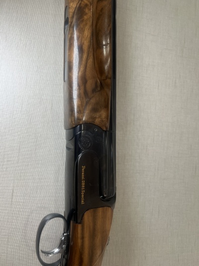 Espingarda de madeira e metal com texto 