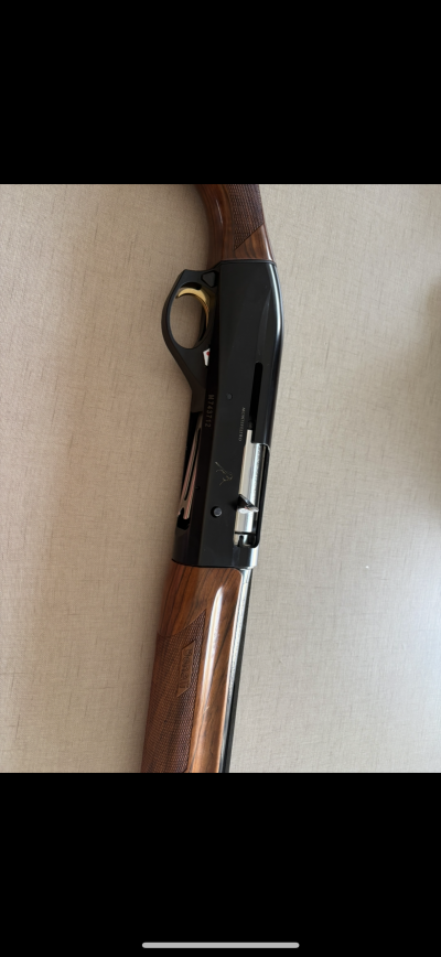 Espingarda semiautomática com madeira castanha e metal preto