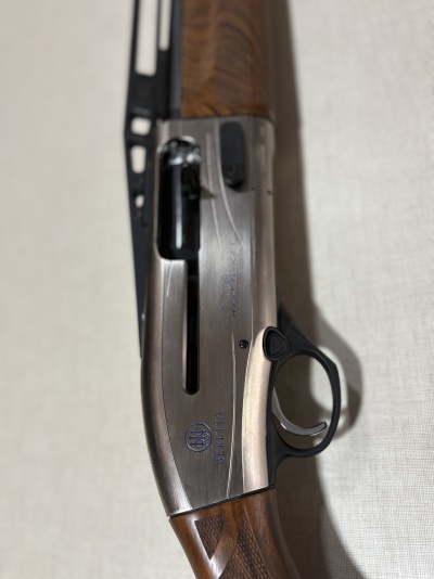 Espingarda Beretta metálica com cabo em madeira castanha e gravações