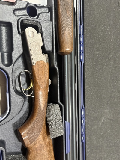 Espingarda Beretta com madeira e metais gravados em estojo preto