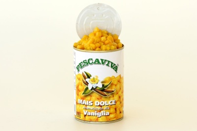 Lata aberta de milho doce Pescaviva com rótulo branco e amarelo