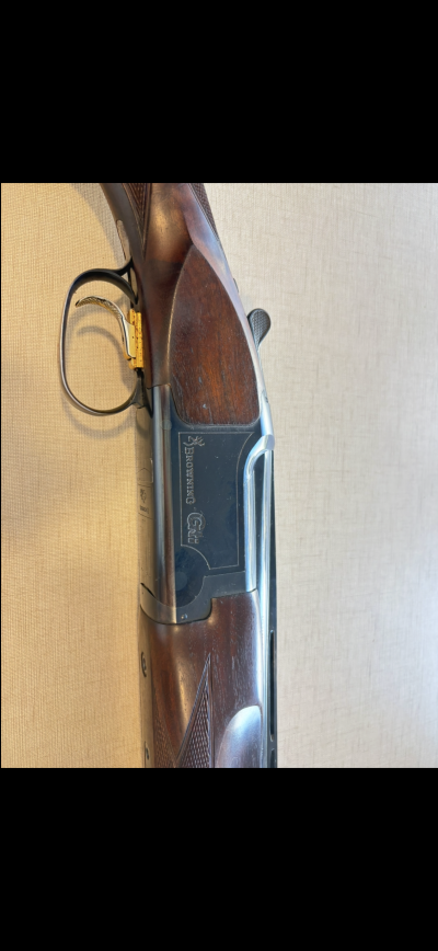 Espingarda de caça Browning Citori em madeira e metal preto com gatilho dourado