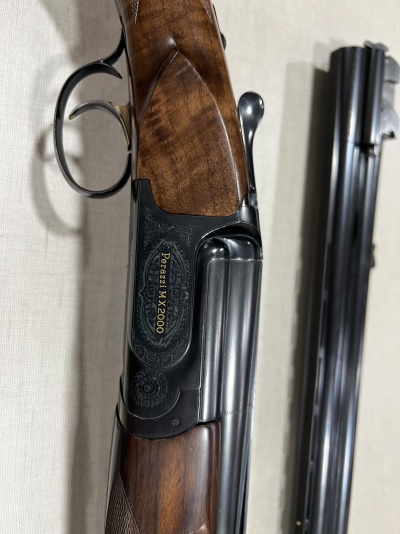 Espingarda Beretta MX 2000 com madeira castanha e canos pretos