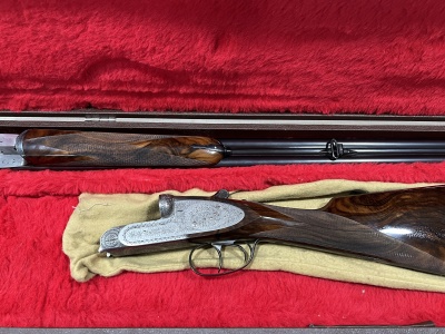 Espingarda de caça com coronha de madeira e caixa forrada a tecido vermelho