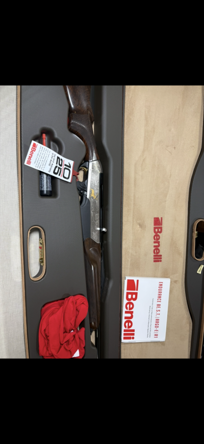 Espingarda Benelli em estojo rígido cinzento e estojo macio bege com logotipo Benelli