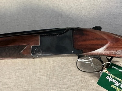 Espingarda cano duplo madeira e metal com etiqueta pendurada