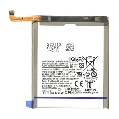 Bateria retangular branca para telemóvel com conector flexível laranja e texto impresso em preto