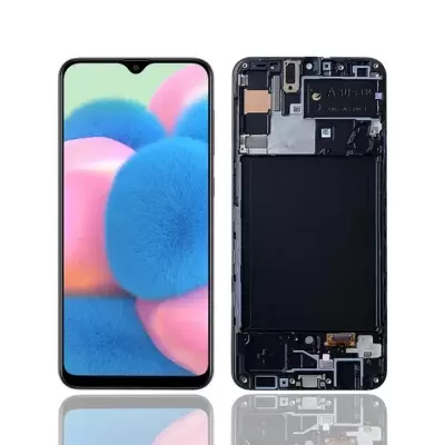 Smartphone com ecrã colorido ao lado de smartphone com parte traseira aberta mostrando componentes internos